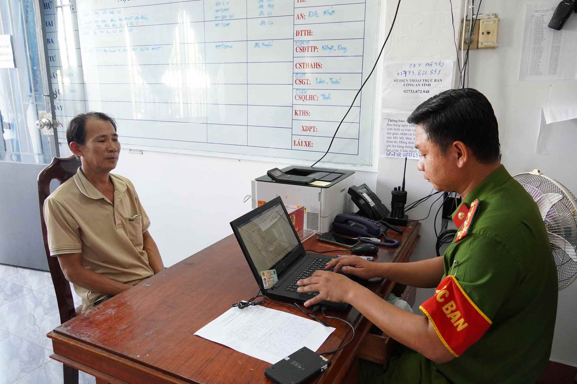 Đối tượng Nguyễn Công Tùng ra đầu thú tại Công an xã Mỹ Thọ sau 1 giờ gây án.JPG