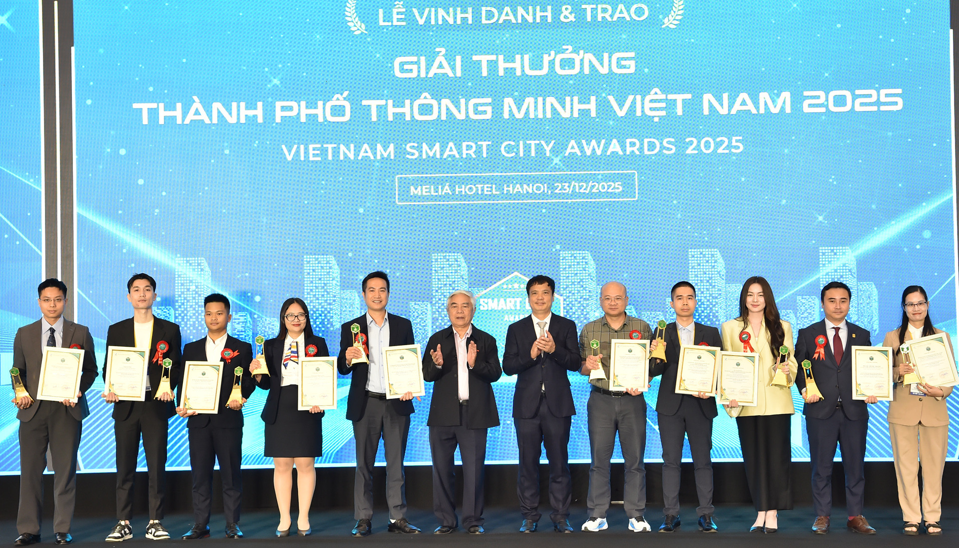 “Chuyển đổi kép” đang là xu hướng của các doanh nghiệp công nghệ số 1 giai thuong cong nghe so cho do thi thong minh.JPG