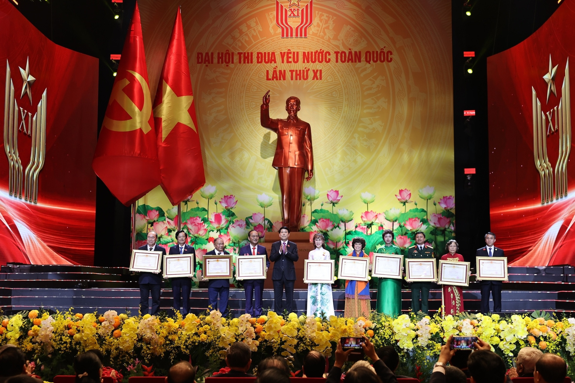 Khi người nông dân rời lưng bò để bước lên máy bay