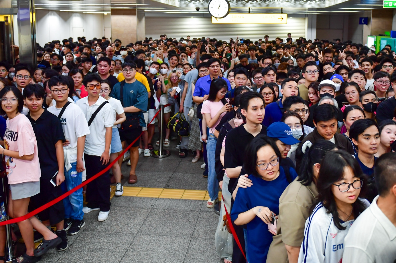 Tàu metro TPHCM 'vỡ trận' ngày đầu năm 2026