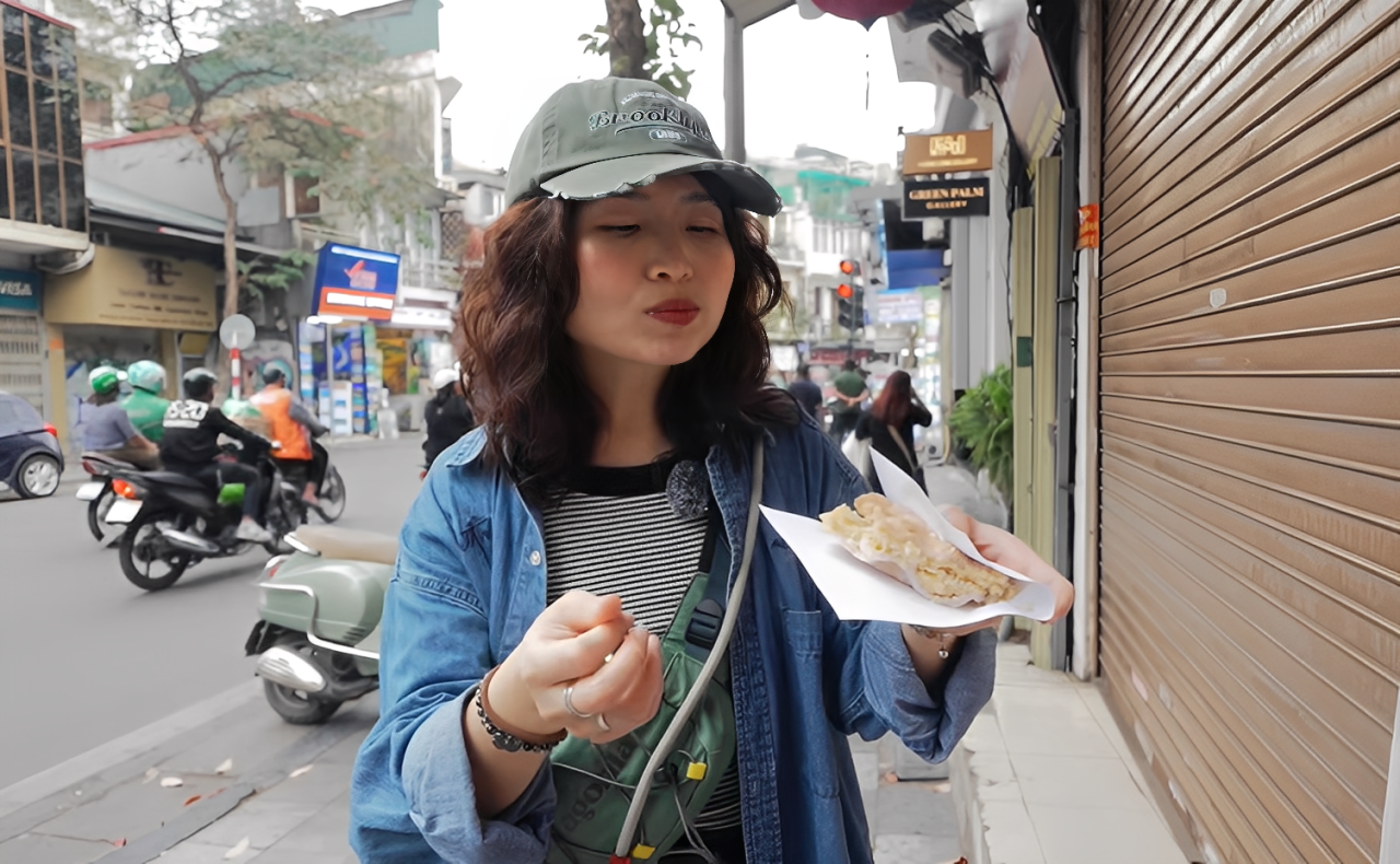 Món lạ ở Hà Nội khiến khách nước ngoài háo hức mua, giá 10.000 đồng/chiếc bánh đa kê 2 (1).png