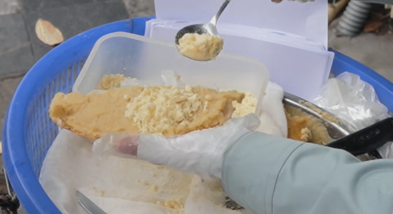 Món lạ ở Hà Nội khiến khách nước ngoài háo hức mua, giá 10.000 đồng/chiếc bánh đa kê.gif.gif