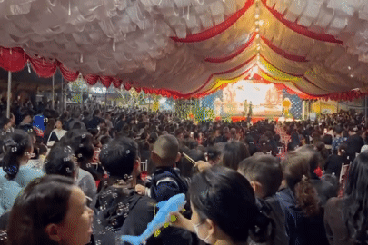 Bố Hiểu Minh bắc rạp, mẹ Lê Phát lắp máy chiếu mời bà con xem bán kết U23 châu Á