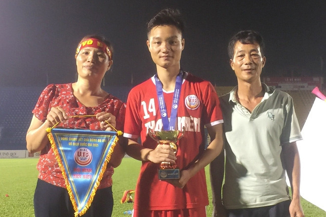 Bố tiền vệ Xuân Bắc nấu cháo gà, cùng 20 người chờ xem bán kết U23 châu Á