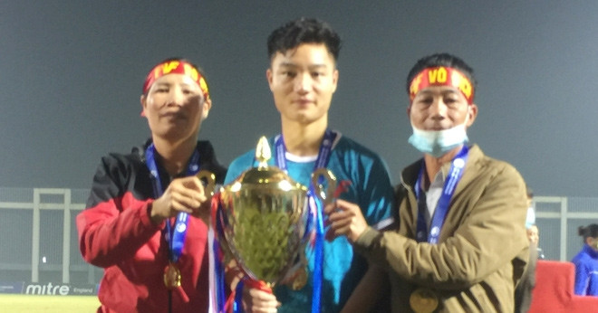Bố tiền vệ Xuân Bắc nấu cháo gà, cùng 20 người chờ bán kết U23 châu Á