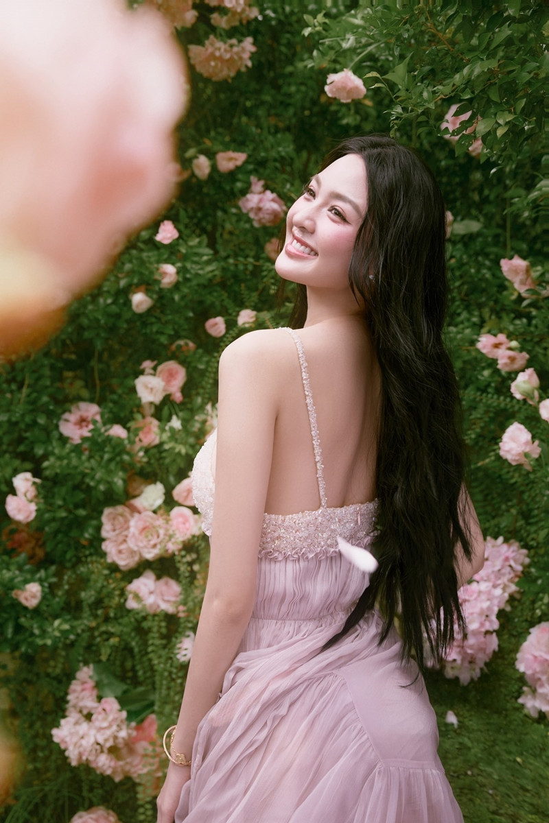 Á hậu Cẩm Ly năng động và thân thiện