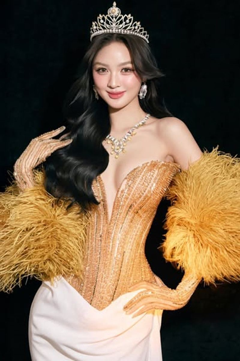 Á hậu Cẩm Ly xinh như búp bê