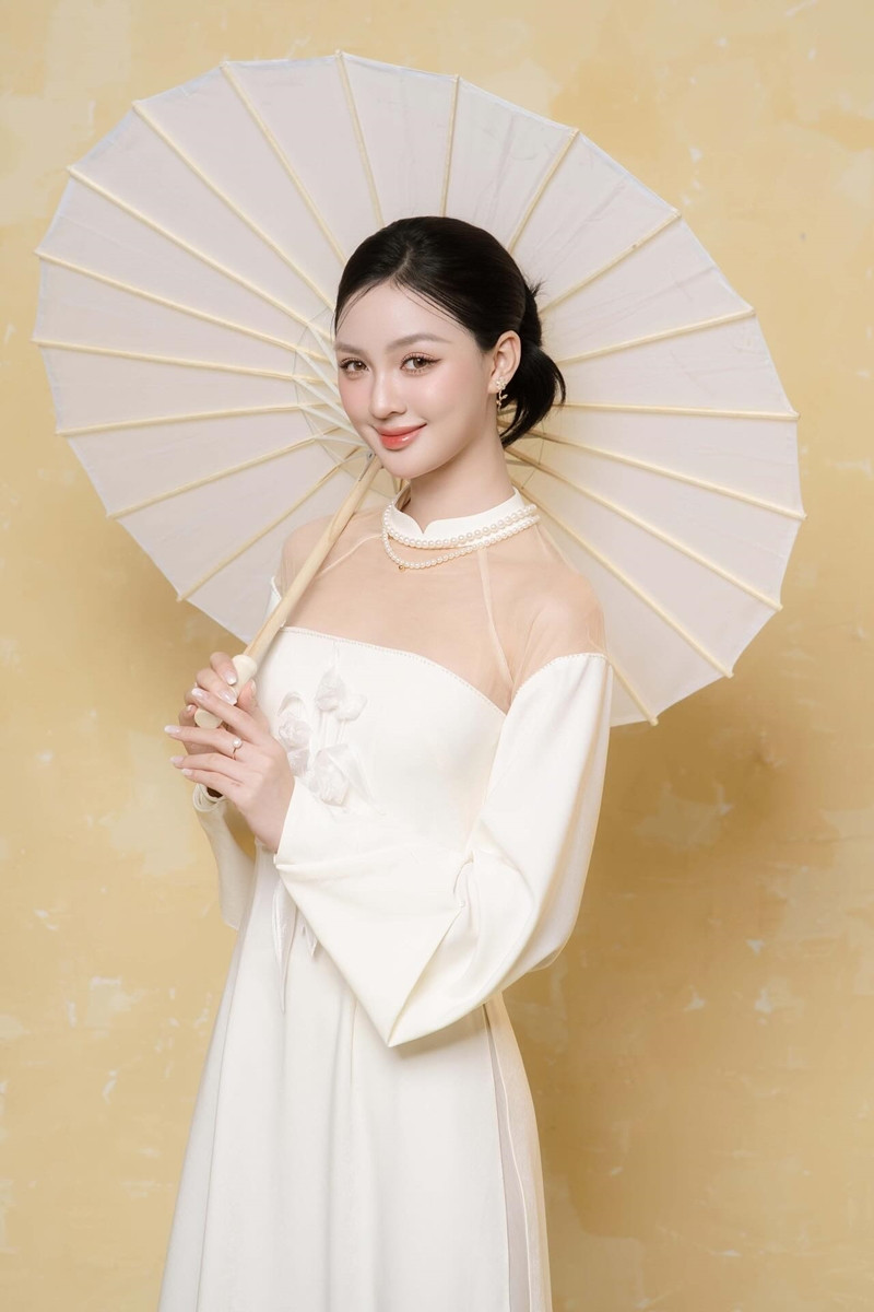 Á hậu Cẩm Ly và tin đồn với cầu thủ Nguyễn Đình Bắc