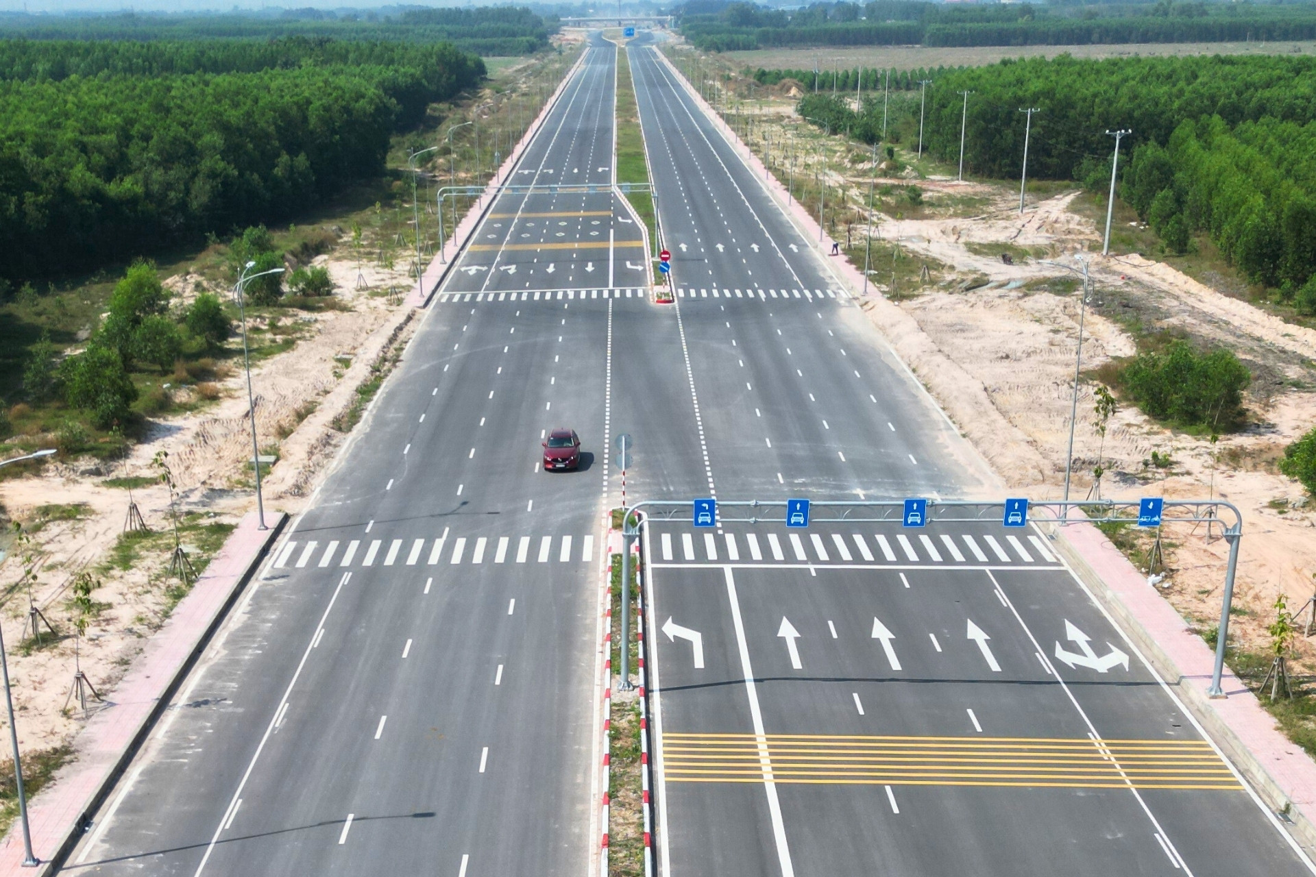 Cận cảnh 3 tuyến đường kết nối sân bay Long Thành dần hoàn thiện