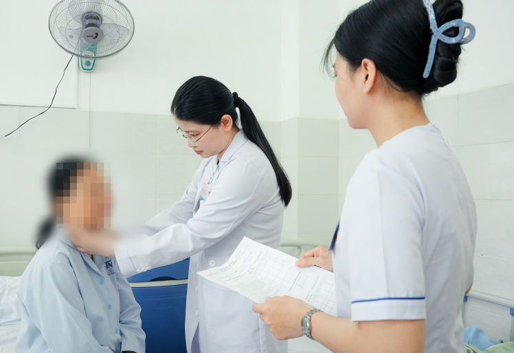 Cấp cứu vì cố nuốt cơm, ngậm C sủi chữa hóc xương cấp cứu 5.png