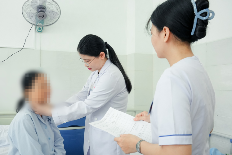 Cấp cứu vì cố nuốt cơm, ngậm C sủi chữa hóc xương