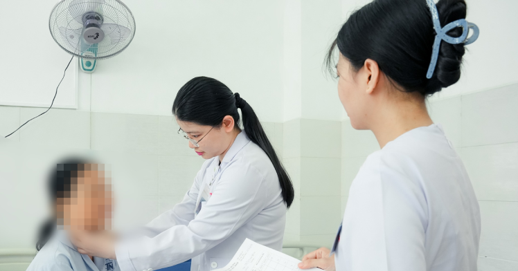 Cấp cứu vì cố nuốt cơm, ngậm C sủi chữa hóc xương