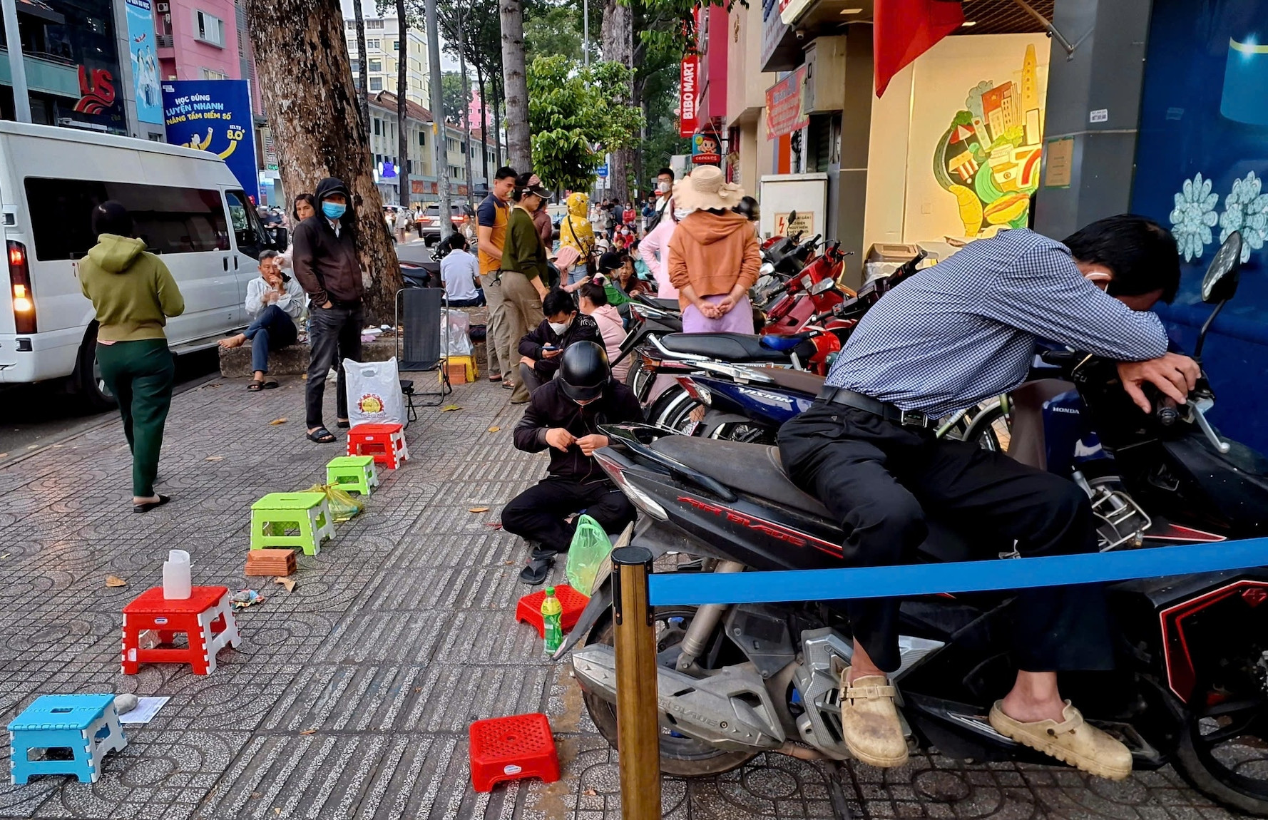 Dậy từ mờ sáng xếp hàng mua vàng, chuyên gia cảnh báo nguy cơ 'đu đỉnh'