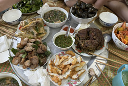 Đi 200km đến nhà thông gia, họ nhà trai xôn xao khi thấy mâm cỗ lại mặt