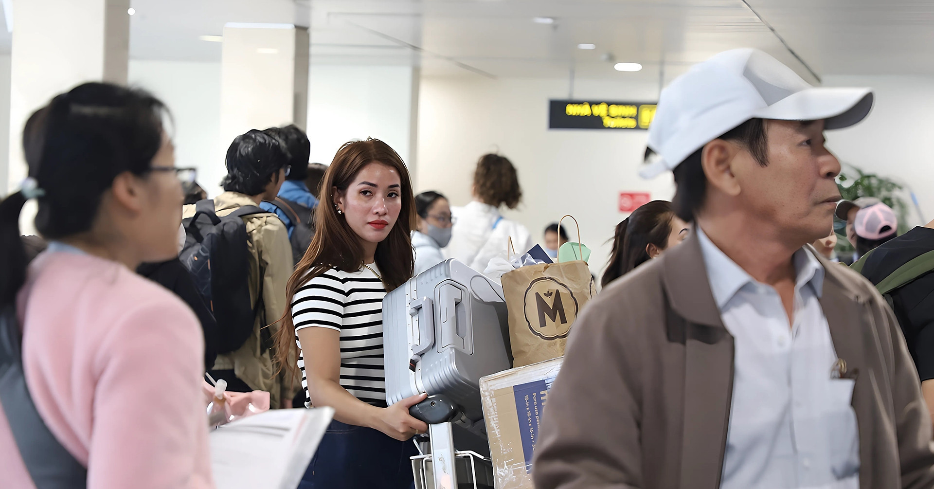 Đi lại dịp Tết sao cho đỡ tốn kém khi vé máy bay tăng cao?