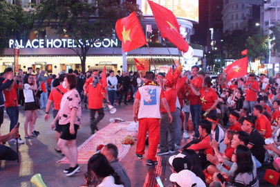 Hàng nghìn người hâm mộ bóng đá TPHCM cổ vũ, dự đoán tỉ số U23 Việt Nam