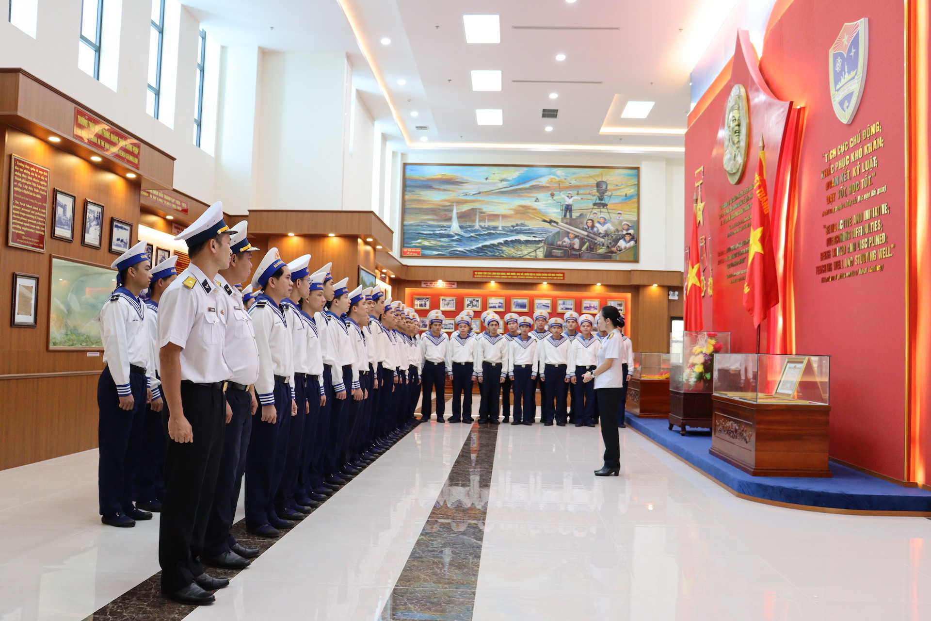 Hình ảnh 1 Chiến sĩ nghe giới thiệu Phòng truyền thống Học viện Hải quân..JPG