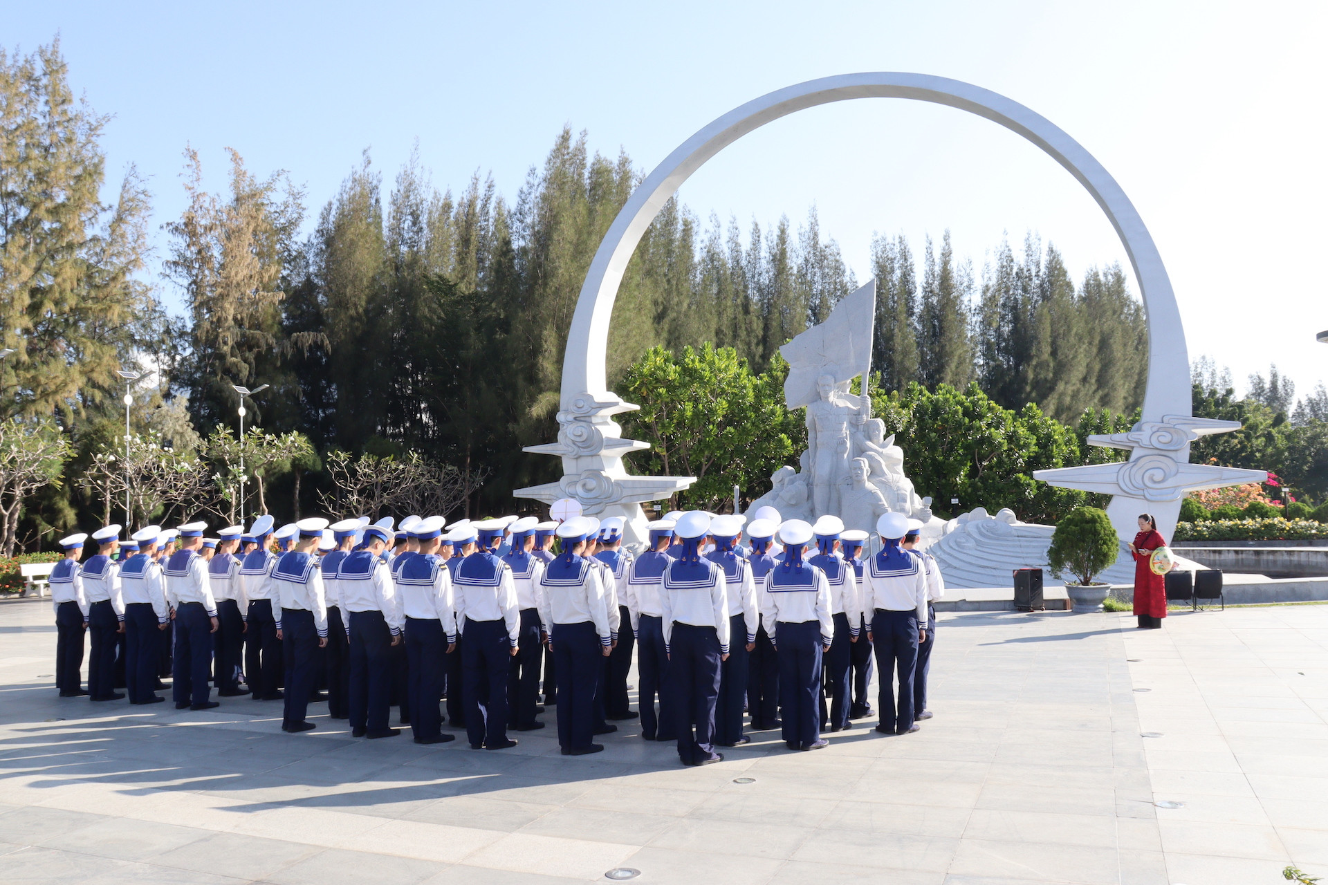 Hình ảnh 3 Cán bộ, chiến sĩ dâng hương tưởng niệm các anh hùng, liệt sĩ đã hy sinh vì chủ quyền biển đảo của Tổ quốc Việt Nam..JPG