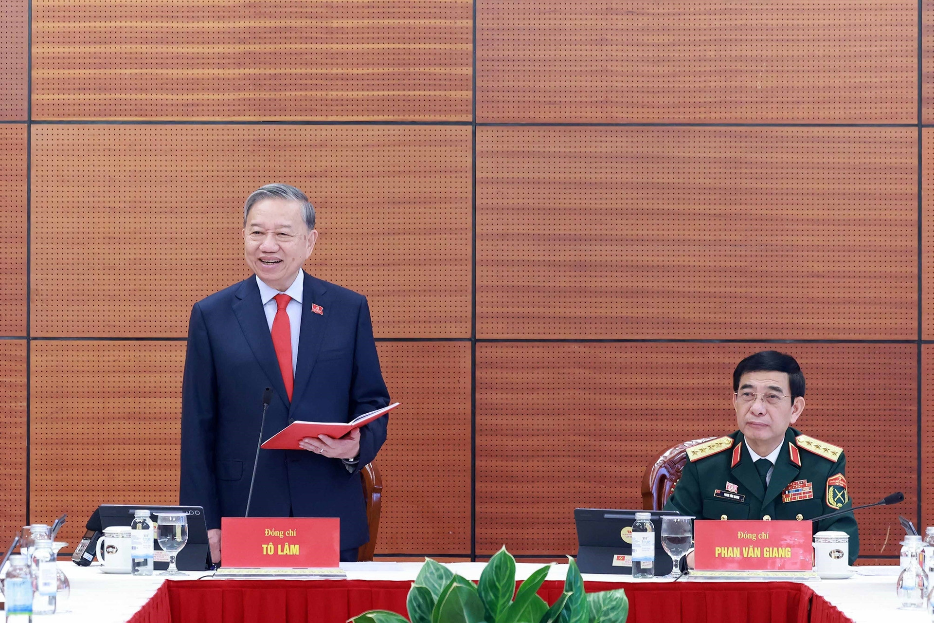 Hình ảnh Tổng Bí thư và đại biểu thảo luận các văn kiện Đại hội 14