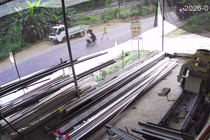 Mô tô vi phạm, tông chiến sĩ CSGT khi bị ra hiệu dừng xe