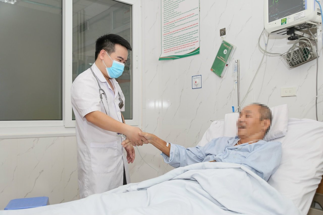 Người đàn ông ở Hà Nội bất ngờ đổ gục khi đang chơi tennis