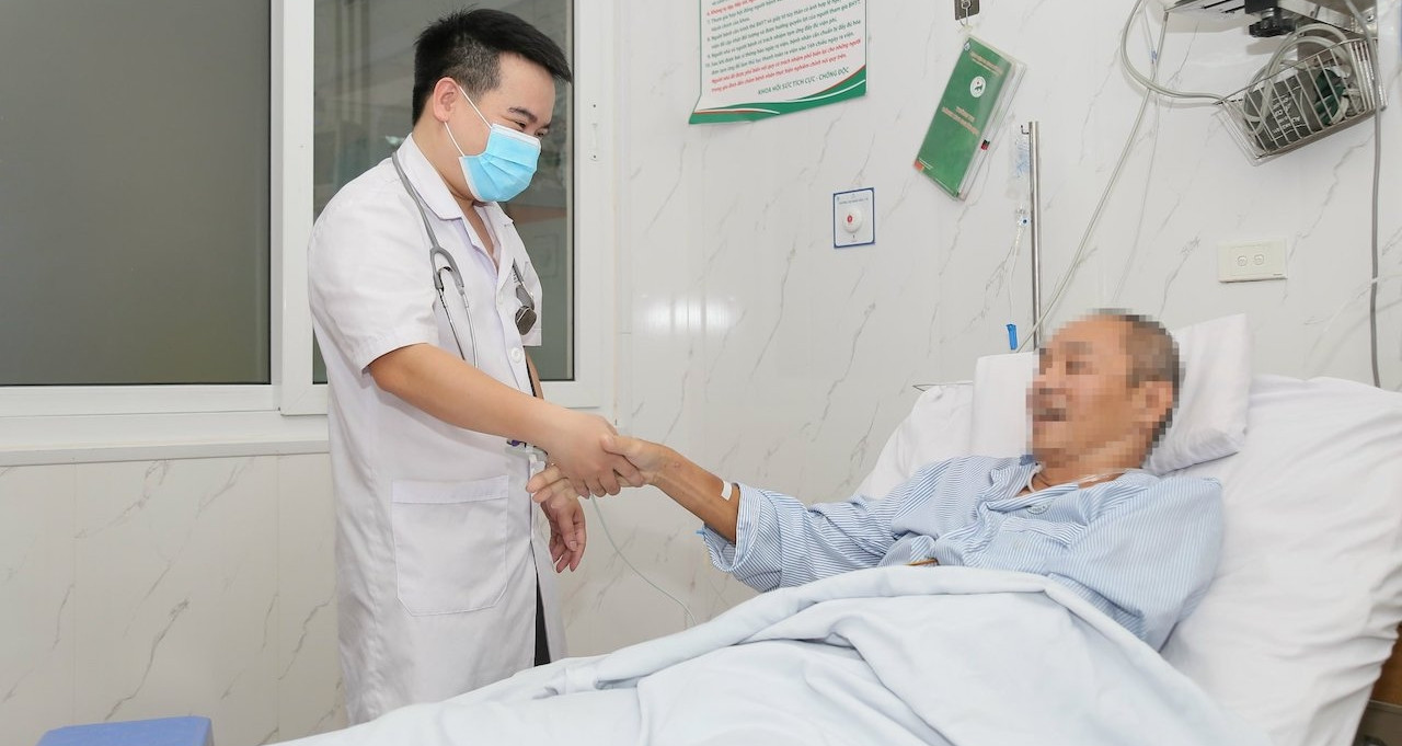 Người đàn ông ở Hà Nội bất ngờ đổ gục khi đang chơi tennis