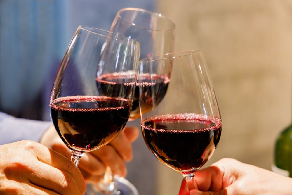 Người phụ nữ trẻ phát hiện ung thư sau biểu hiện lạ khi uống rượu