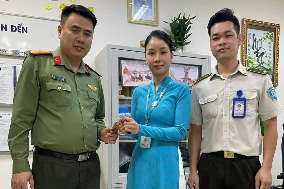 Nữ du khách xúc động khi tìm thấy nhẫn kim cương bị thất lạc ở sân bay Đà Nẵng