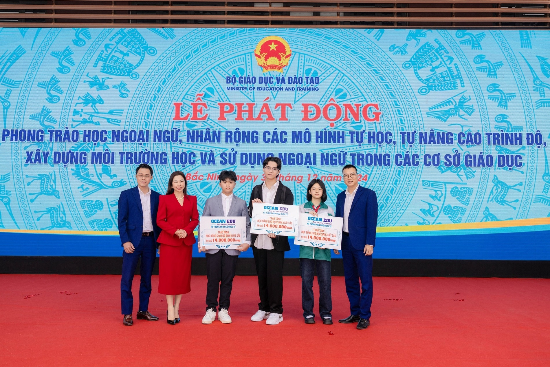 Tết An Toàn - Xuân An Khang: Ocean Edu tặng học sinh 1 triệu mũ bảo hiểm