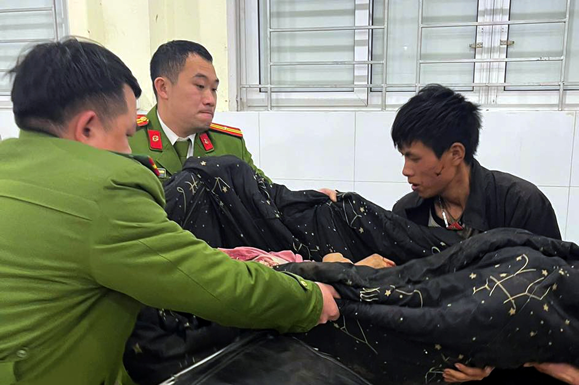 Thai phụ bị đá lăn trúng đầu và bụng