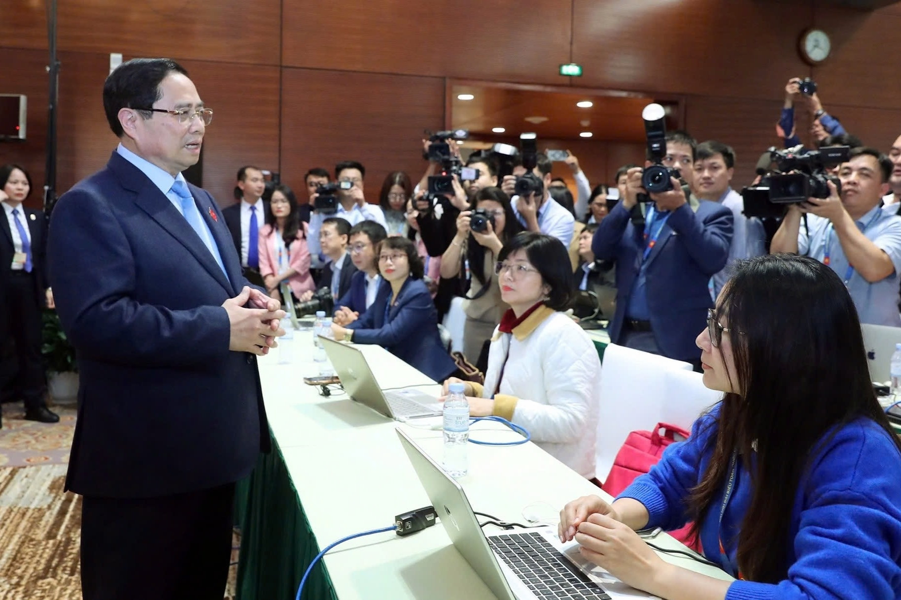 Thủ tướng Phạm Minh Chính động viên phóng viên tại Đại hội 14