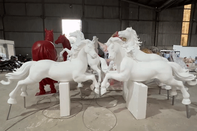 Tượng Thánh Gióng cưỡi ngựa sắt khổng lồ đắt hàng dịp Tết Bính Ngọ 2026