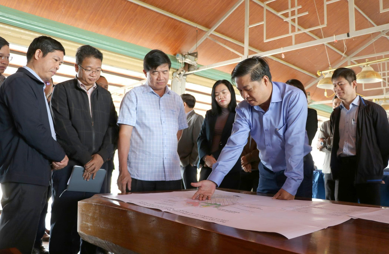 Ủy viên dự khuyết Ban chấp hành Trung ương Đảng, Bí thư Tỉnh ủy Lương Nguyễn Minh Triết kiểm tra thực tế Dự án hồ chứa nước Krông Pách Thượng. (Ảnh: Hà My)