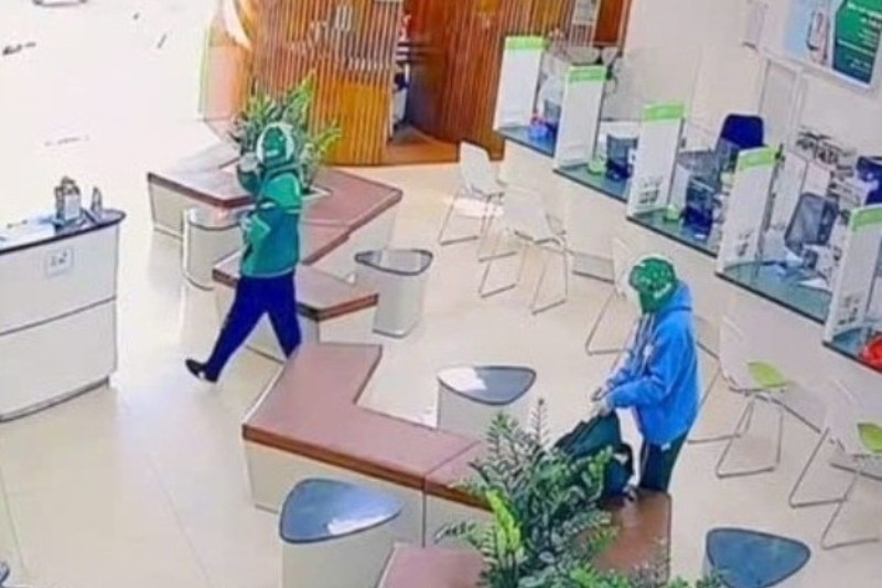 Vụ cướp ngân hàng ở Gia Lai: Công an truy tìm nguồn gốc áo, mũ Grab