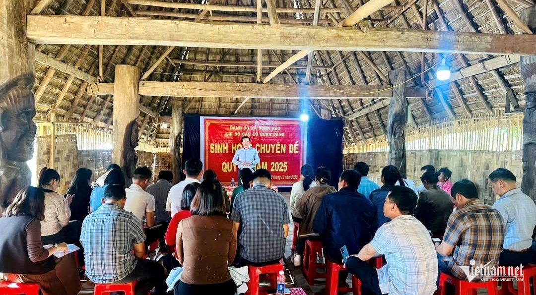 W-Lãnh đạo Đảng ủy xã Ngọk Réo thường xuyên xuống thôn đối thoại với Nhân. (Ảnh: Ngọc Chí).jpg