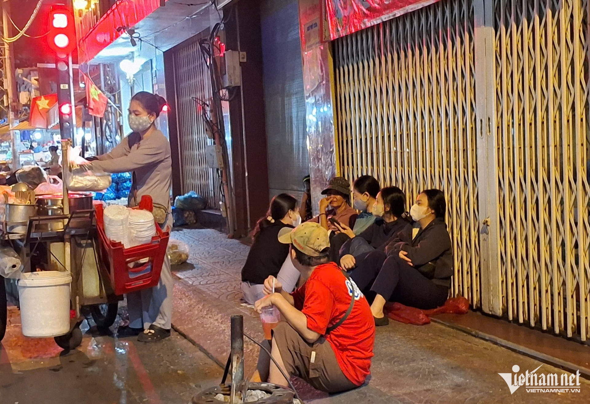 Dậy từ mờ sáng xếp hàng mua vàng, chuyên gia cảnh báo nguy cơ 'đu đỉnh' 1 W-mua vang Mi Hong.jpg