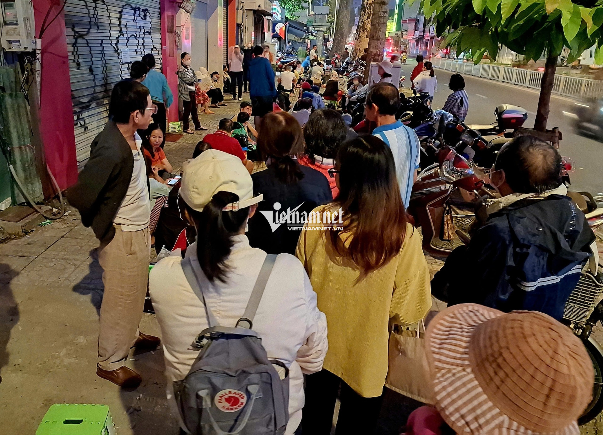 Dậy từ mờ sáng xếp hàng mua vàng, chuyên gia cảnh báo nguy cơ 'đu đỉnh' 2 W-mua vang SJC 2.jpg