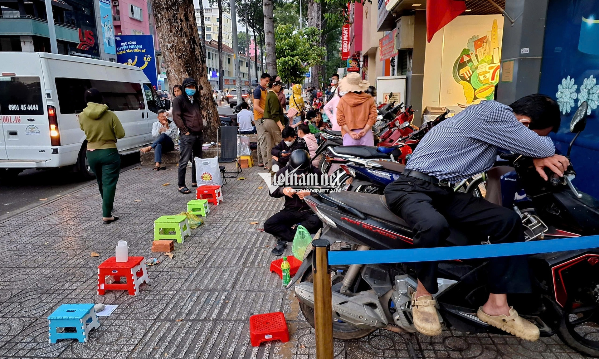 Dậy từ mờ sáng xếp hàng mua vàng, chuyên gia cảnh báo nguy cơ 'đu đỉnh' 3 W-mua vang SJC 3 .jpg