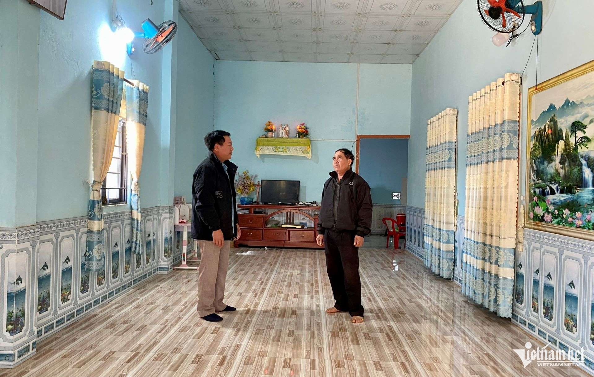 W-Ông A Brich (bên phải), Bí thư Chi bộ thôn Kon Jri không chỉ làm kinh tế giỏi, xây dựng nhà khang trang, mà còn giúp cho các hộ đồng bào DTTS trong thôn có cuộc sống ổn định nhờ trồng cây cà phê, cao su. (Ảnh: Ngọc Chí).jpg