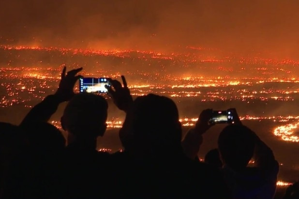 3.500 người đổ về xem đồng cỏ khô bùng cháy dữ dội