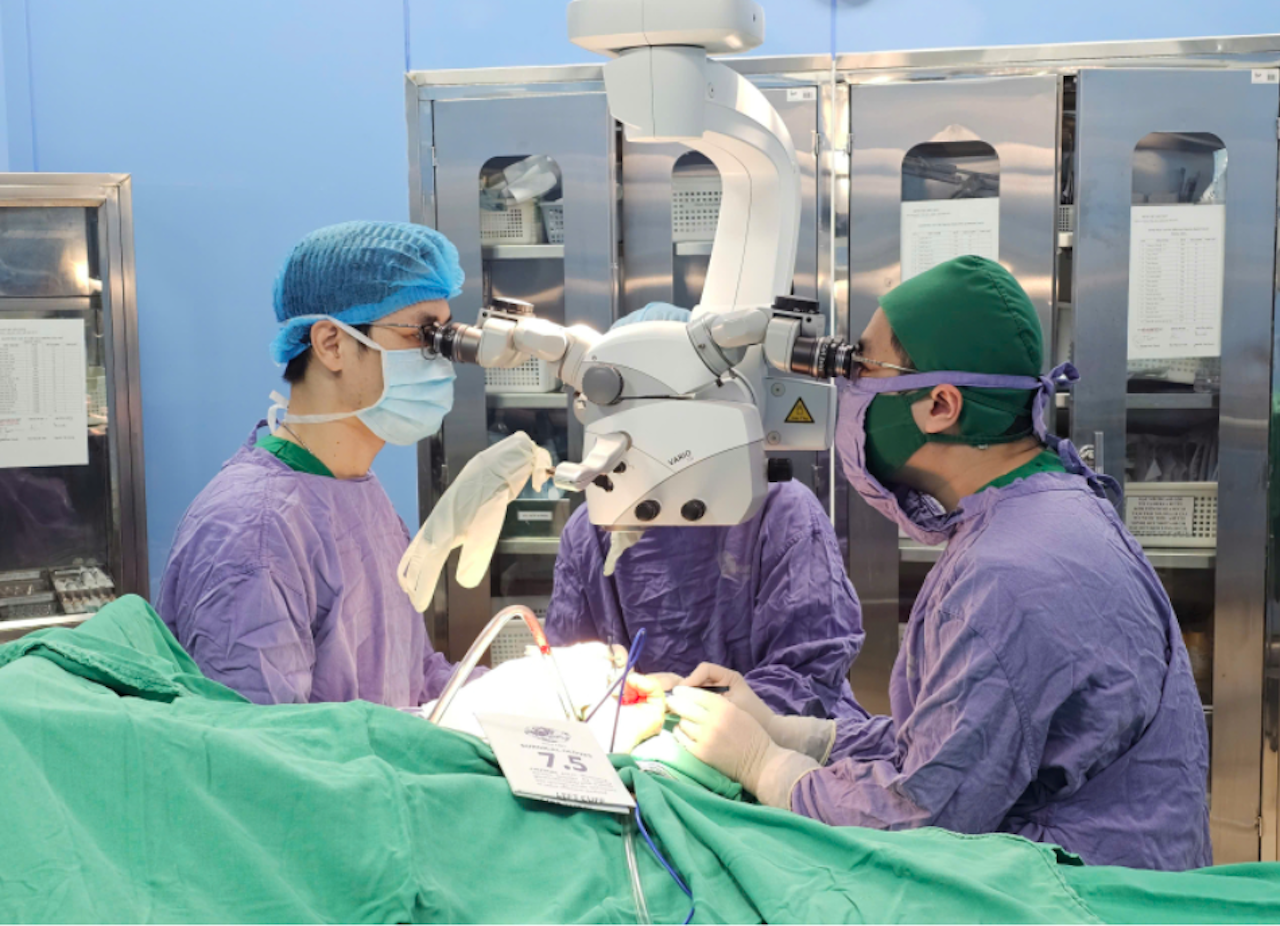 Vi phẫu ‘cứu’ bàn tay suýt bị cắt cụt Ảnh chụp Màn hình 2026 01 21 lúc 16.08.58.png