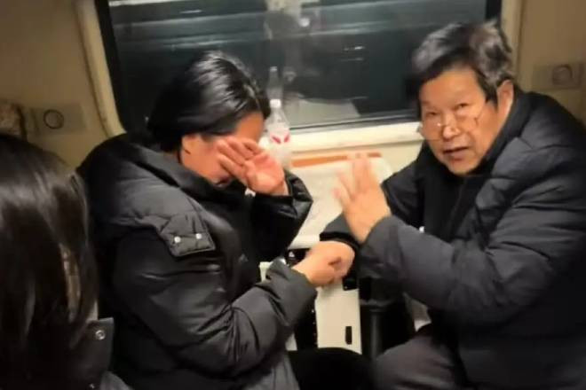 Sau hơn 20 năm, câu nói của thầy giáo cũ trên chuyến tàu khiến học trò bật khóc