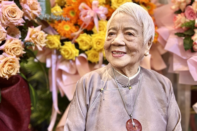 ‘Áo dài phản cảm, lố lăng sẽ tự biến mất theo thời gian’