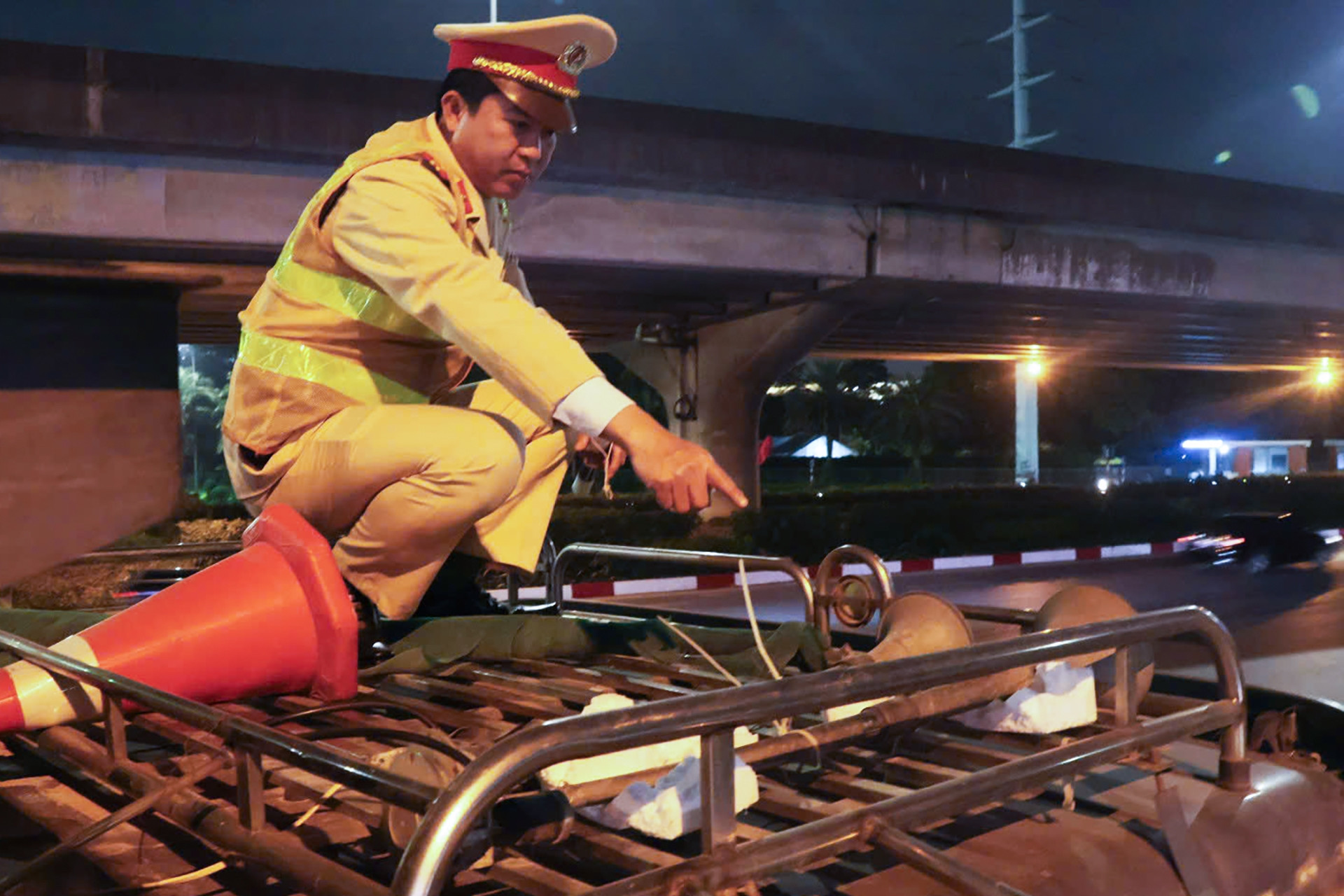 Bóp còi hơi giữa đêm khuya ở Hà Nội, tài xế ô tô nêu lý do khó chấp nhận