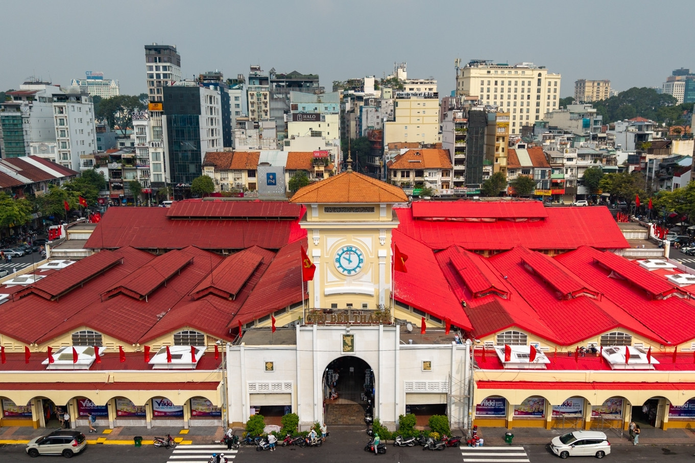 Các công trình biểu tượng của TPHCM 'thay áo mới' đón Tết Bính Ngọ 2026