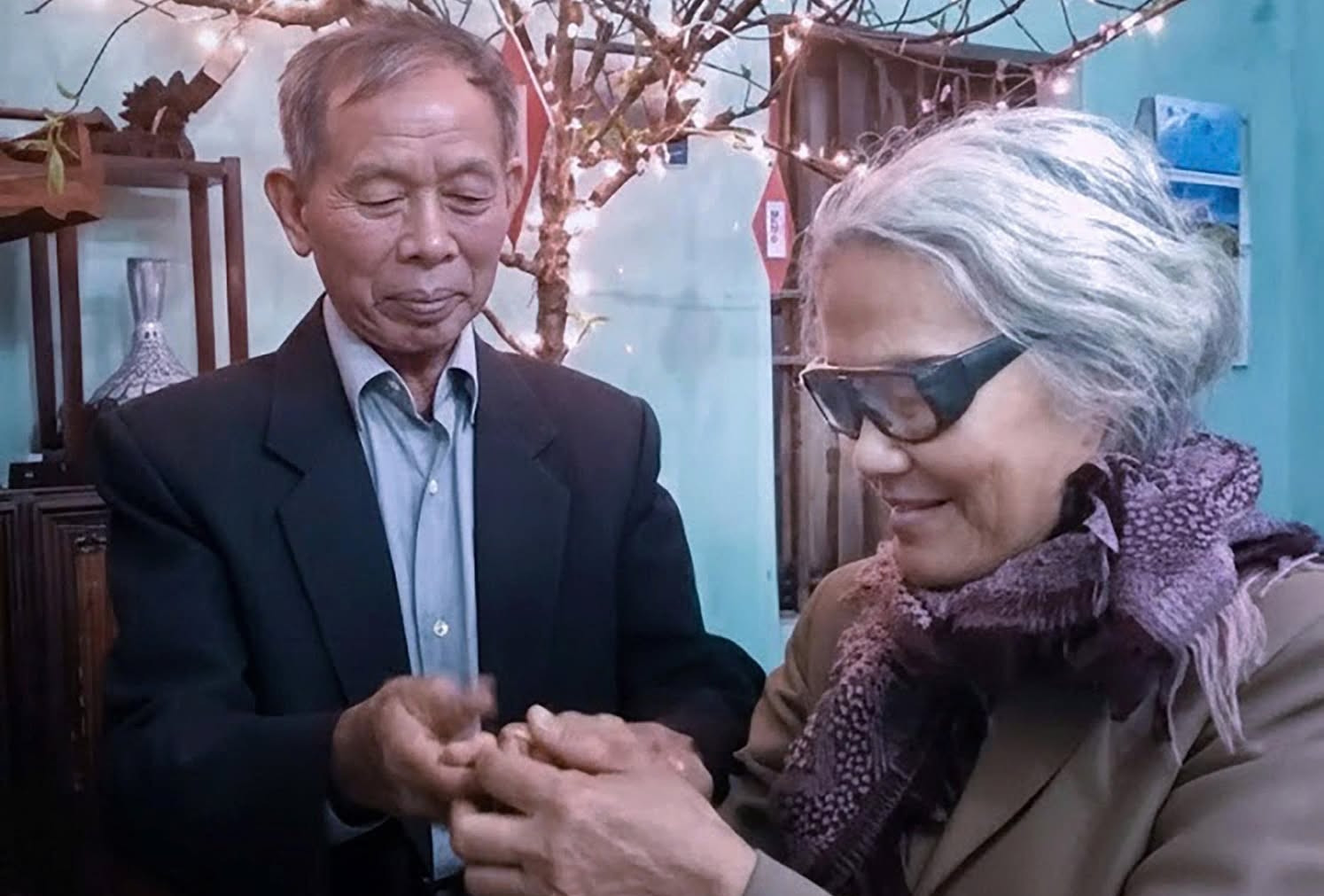 Chiếc nhẫn đặc biệt đêm giao thừa