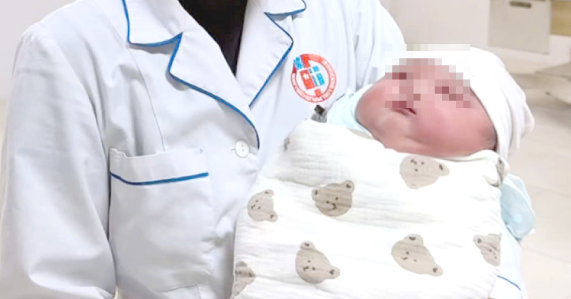 Ê-kíp y bác sĩ bất ngờ với bé sơ sinh nặng 5,1kg