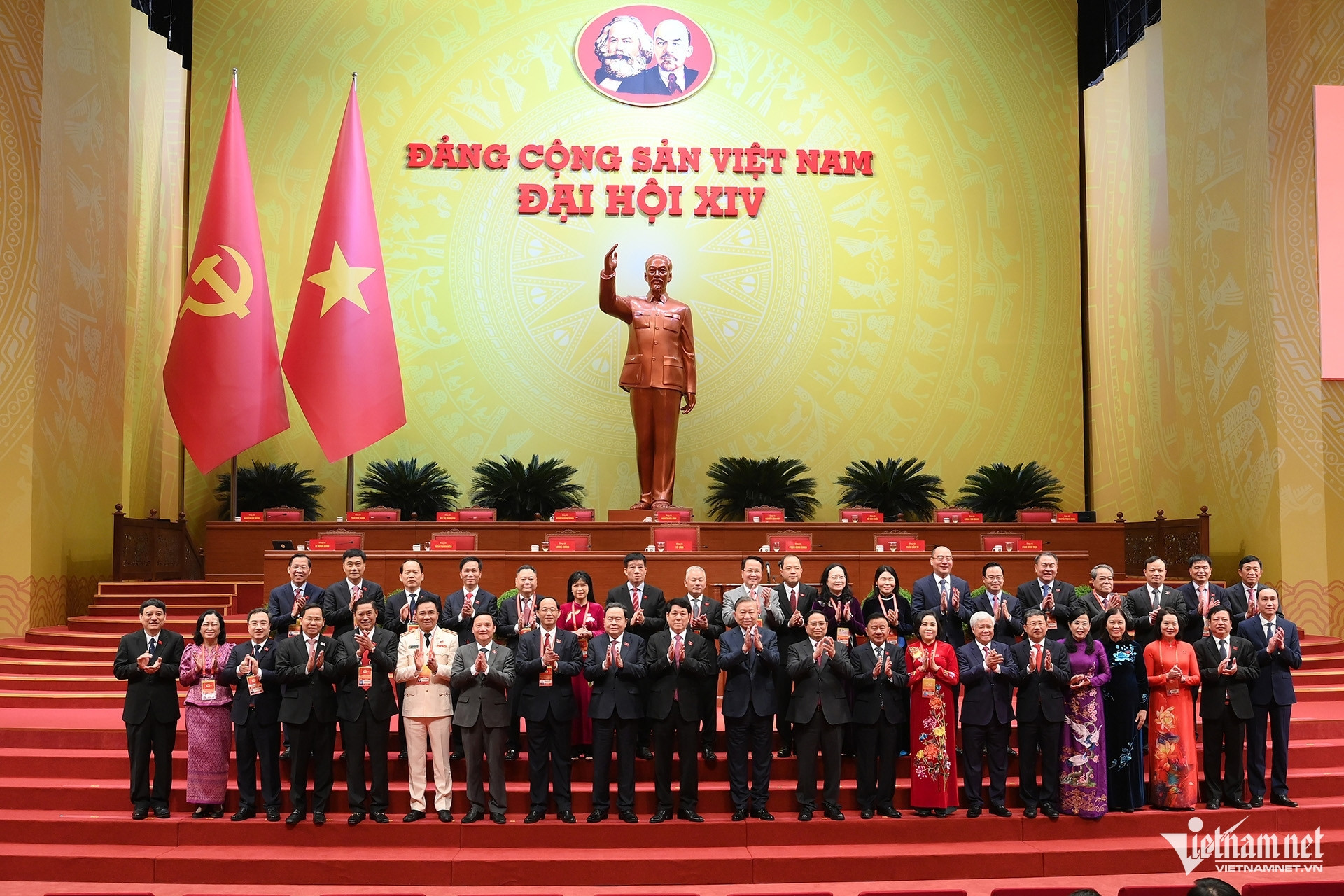 Hình ảnh các đoàn đại biểu Trung ương và địa phương tại Đại hội Đảng 14