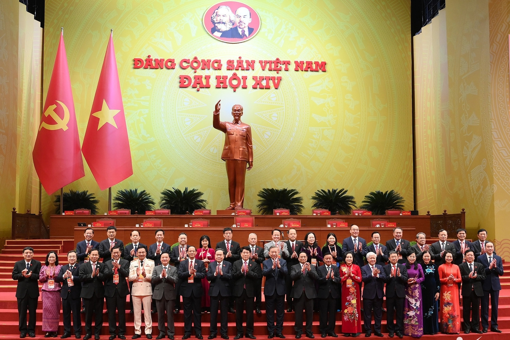 Hình ảnh các đoàn đại biểu Trung ương và địa phương tại Đại hội Đảng 14