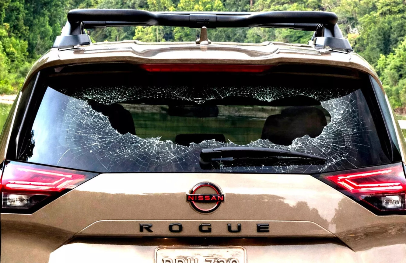Kính cửa sau 'tự vỡ', nhiều chủ xe Nissan khóc ròng vì hãng từ chối bảo hành